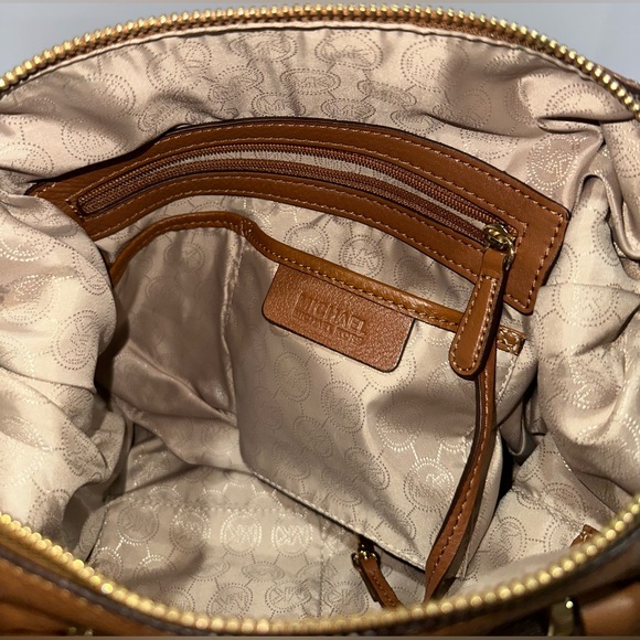 Michael Kors satchel bag in a brown pebbled leather finish - Picture 8 of 8